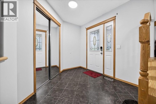 Foyer - 2745 Coopers Manor Sw, Airdrie, AB T4B3J8 Photo 4