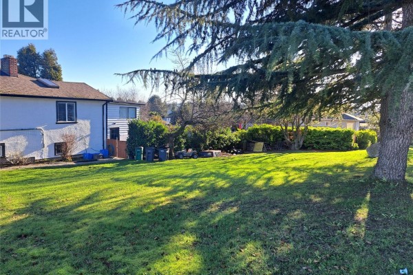275 Battleford Ave, Saanich, BC V8L1K7 Photo 2