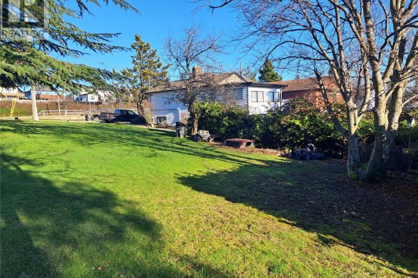 275 Battleford Ave, Saanich, BC V8L1K7 Photo 3