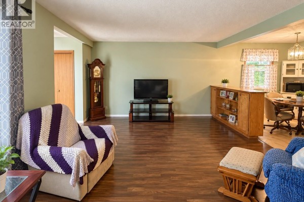Living room - 2754 Mackay Street, Regina, SK S4R1A6 Photo 3