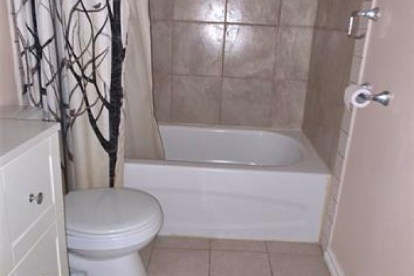 4pc Bathroom - 276 Merritt Avenue, Chatham, ON N7M3G1 Photo 3