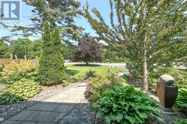 Living room - 276 Park Road N, Oshawa, ON L1G4T1 Photo 4
