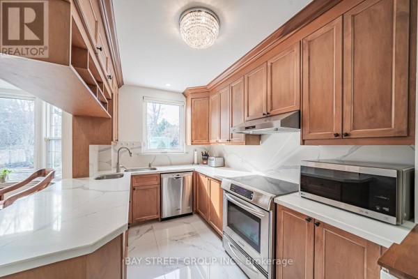 Spacious living room featuring natural light, hardwood floors, and modern furnishings. - 277 Lawrence Avenue E, Toronto