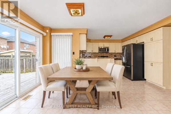 Kitchen - 277 Queen Mary Drive, Brampton, ON L7A3L6 Photo 3