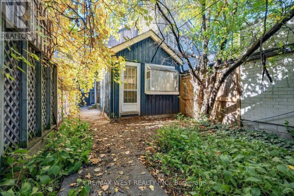 Bathroom - 279 Brunswick Avenue, Toronto, ON M5S2M6 Photo 4