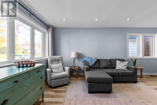 Living room - 279 Nottawasaga Street, Orillia, ON L3V3K5 Photo 3