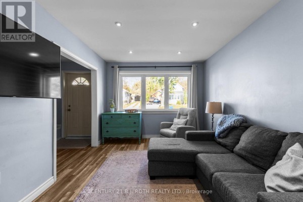 Primary Bedroom - 279 Nottawasaga Street, Orillia, ON L3V3K5 Photo 4