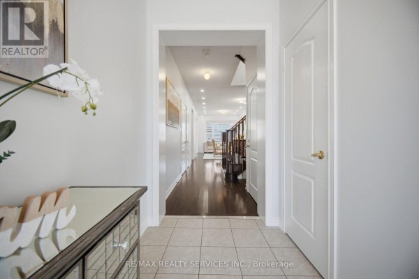 Kitchen - 279 Remembrance Road, Brampton, ON L7A4J5 Photo 5