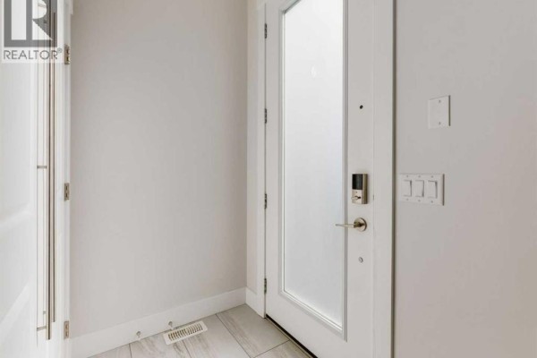 Living room - 2790 19 Avenue Sw, Calgary, AB T3E7P6 Photo 2