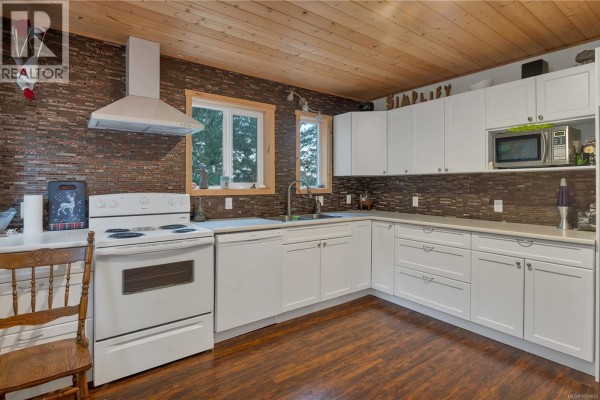 Living room - 27a 620 Helanton Rd, Quadra Island, BC V0P1N0 Photo 3
