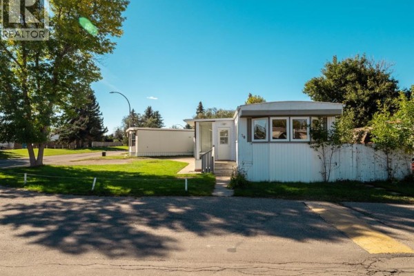 Bedroom - #28, 2300 13 Street N, Lethbridge, AB T1H4E8 Photo 2