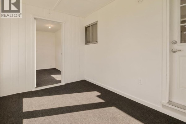 Living room - #28, 2300 13 Street N, Lethbridge, AB T1H4E8 Photo 5