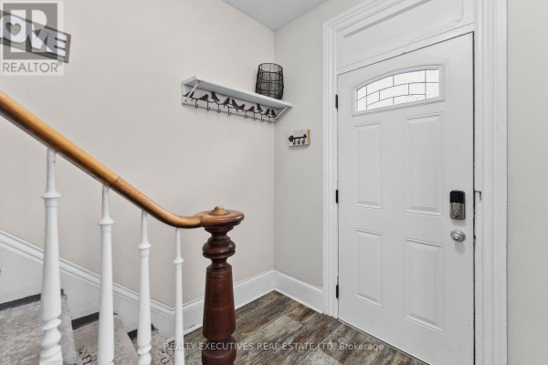 Foyer - 28 5th Street E, Cornwall, ON K6H2L4 Photo 4
