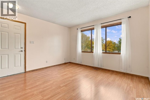 Living room - 28 6918 Blakeney Drive, Regina, SK S4X2N5 Photo 3