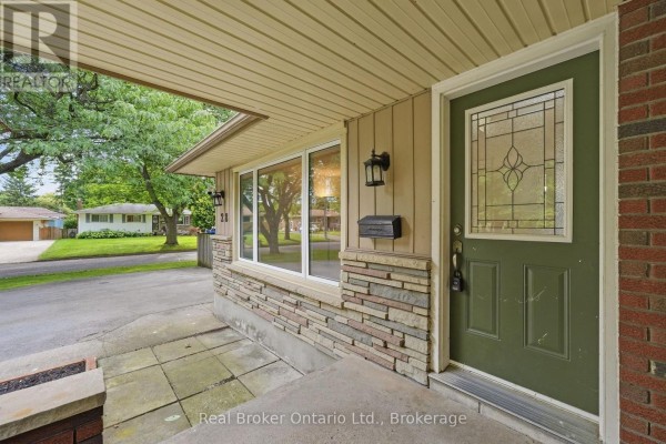 Primary Bedroom - 28 Brentwood Drive, St  Catharines, ON L2M4M2 Photo 4