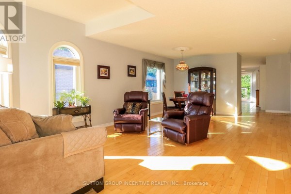 Living room - 28 Brookfield Crescent, Barrie, ON L4N9R6 Photo 4