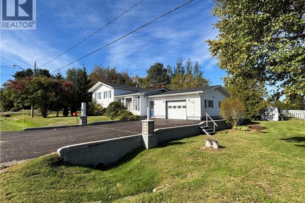 Family room - 28 Carr St, Belledune, NB E8G1Y6 Photo 3