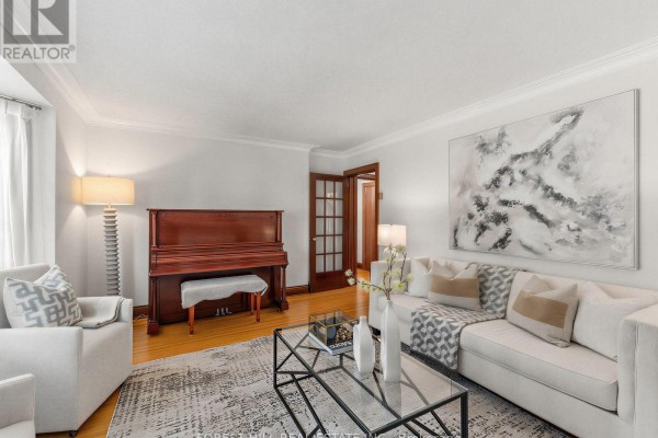 Living room - 28 Castle Knock Road, Toronto, ON M5N2J4 Photo 4
