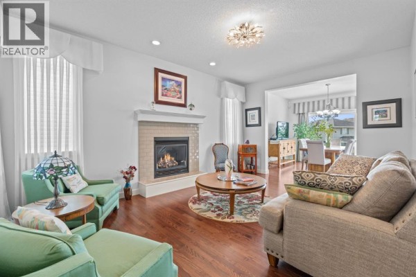 Living room - 28 Evansview Manor Nw, Calgary, AB T3P0J7 Photo 4