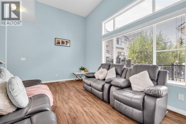 Living room - 28 Everhollow Way Sw, Calgary, AB T2Y5B4 Photo 2