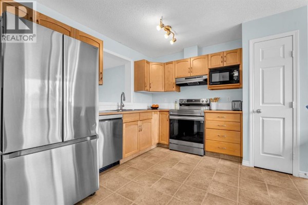 Kitchen - 28 Everhollow Way Sw, Calgary, AB T2Y5B4 Photo 5