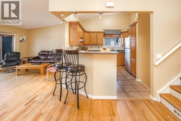 4pc Bathroom - 28 Hawkcliff Place Nw, Calgary, AB T3G2S2 Photo 5