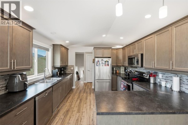 Kitchen - 28 Huth Avenue, Penticton, BC V2A7S8 Photo 3