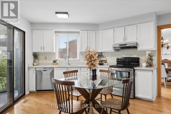 Dining room - 28 Jubilee Court, Whitby, ON L1N6R3 Photo 4