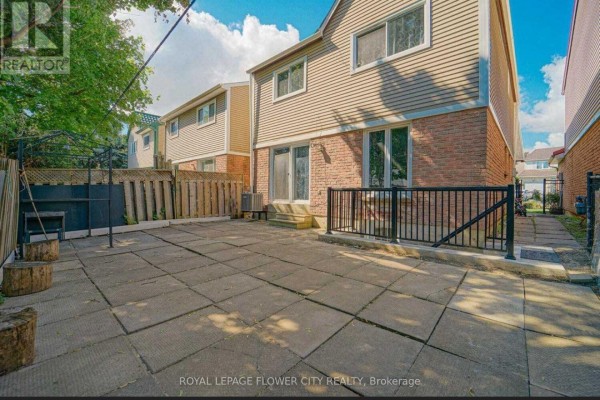 Living room - 28 Junewood Crescent, Brampton, ON L6S3T6 Photo 2