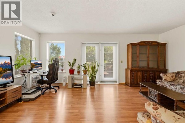 Kitchen - 28 Martinglen Way Ne, Calgary, AB T3J3H9 Photo 4