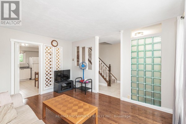 2pc Bathroom - 28 Riverdale Drive, Hamilton, ON L8E1J8 Photo 5