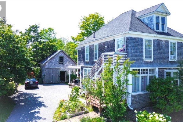 28 St. Andrews Street, Bridgewater, NS B4V1N8 Photo 2
