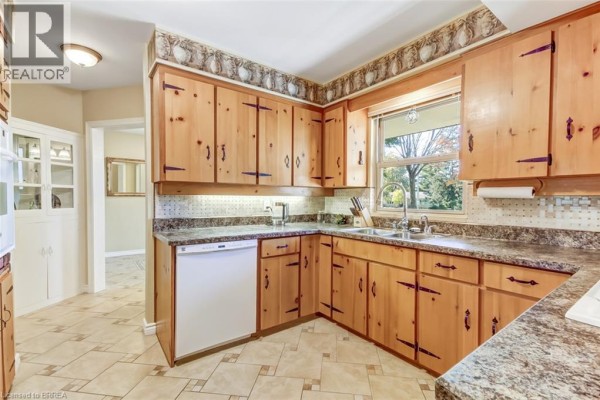 Kitchen - 28 Tutela Heights Road, Brantford, ON N3T1A1 Photo 5