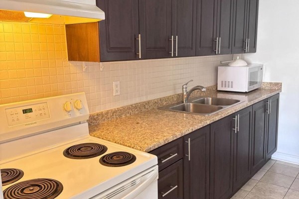 Kitchen - 2801 - 5 Massey Square, Toronto, ON M4C5L6 Photo 3