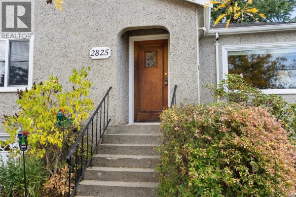 2825 Rockwell Ave, Saanich, BC, photo 2