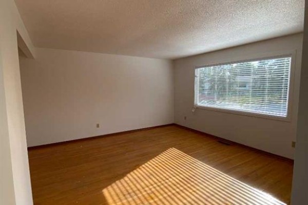 Bedroom - 2826 43 Street Sw, Calgary, AB T3E3N7 Photo 2