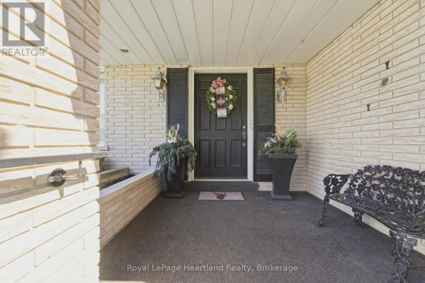 Foyer - 283 Albert Street, Central Huron, ON N0M1L0 Photo 3
