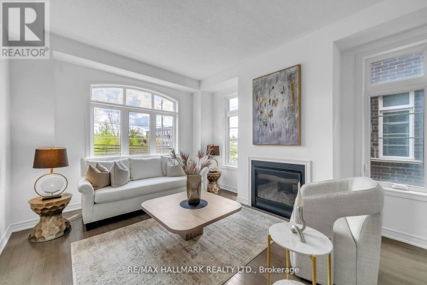 Living room - 284 King Road, Richmond Hill, ON L4E1H3 Photo 5
