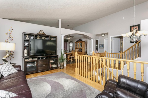 Kitchen - 2840 151a Av Nw, Edmonton, AB T5Y2Y8 Photo 3