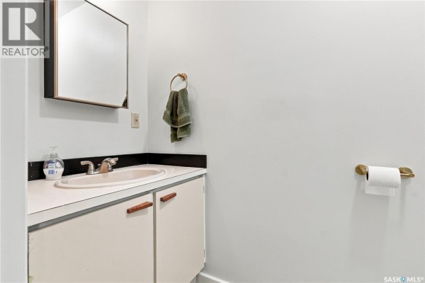 2pc Bathroom - 2848 Retallack Street, Regina, SK S4S1S7 Photo 5
