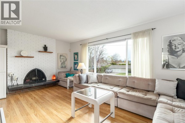 Living room - 285 Dell Road, Kelowna, BC V1X3P5 Photo 5