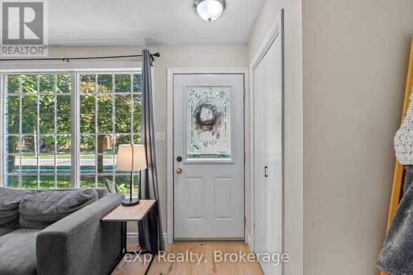Living room - 286 Dufferin Street, Stratford, ON N5A2H2 Photo 5
