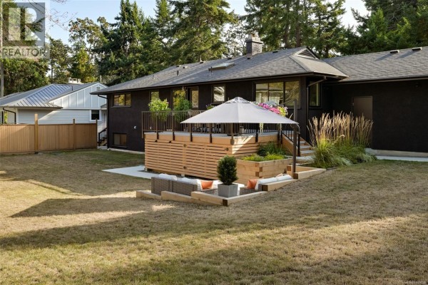 2860 Tudor Ave, Saanich