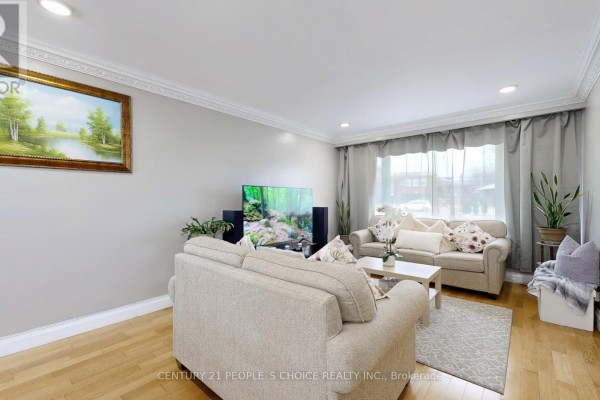 Kitchen - 2864 Weston Road, Toronto, ON M9M2S3 Photo 4