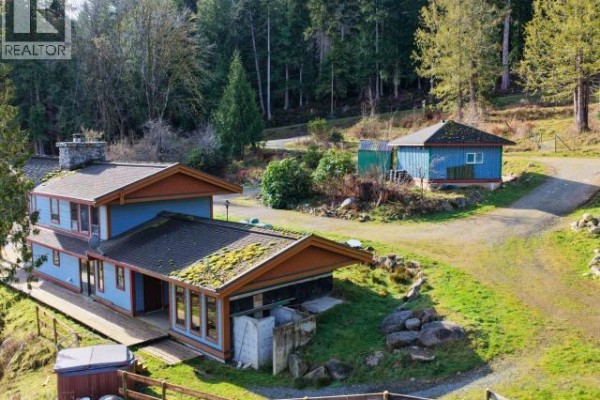 Living room - 2870 D'angio Rd, Powell River, BC  Photo 2