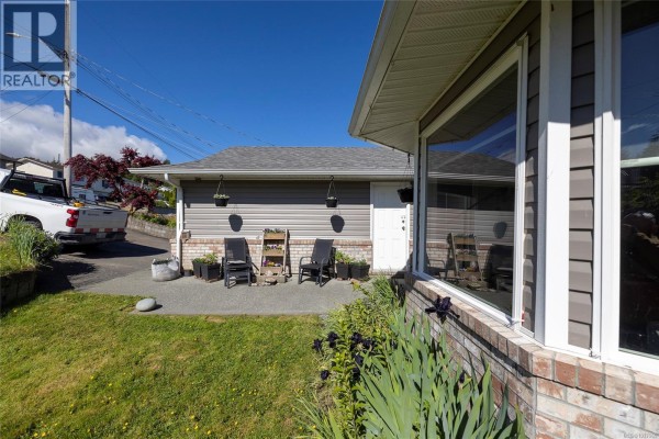 Living room - 2874 Woodland Dr, Port Mcneill, BC V0N2R0 Photo 3