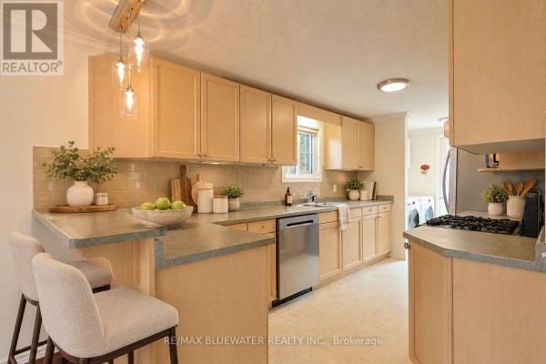 Kitchen - 288 Concord Drive, South Huron, ON N0M1T0 Photo 3