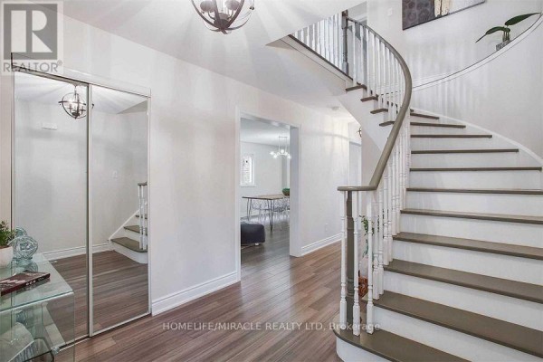 2889 Gulfstream Way, Mississauga, ON L5N6K3 Photo 3