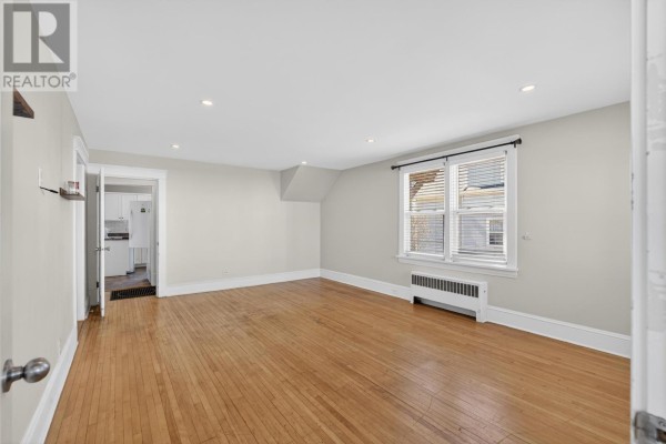 Bath (# pieces 1-6) - 289 Granville St, Summerside, PE C1N3A8 Photo 5