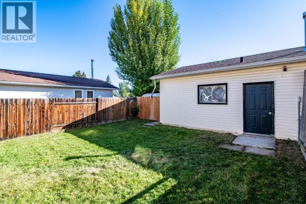 2pc Bathroom - 29 Abbott Close, Red Deer, AB T4R1B4 Photo 5
